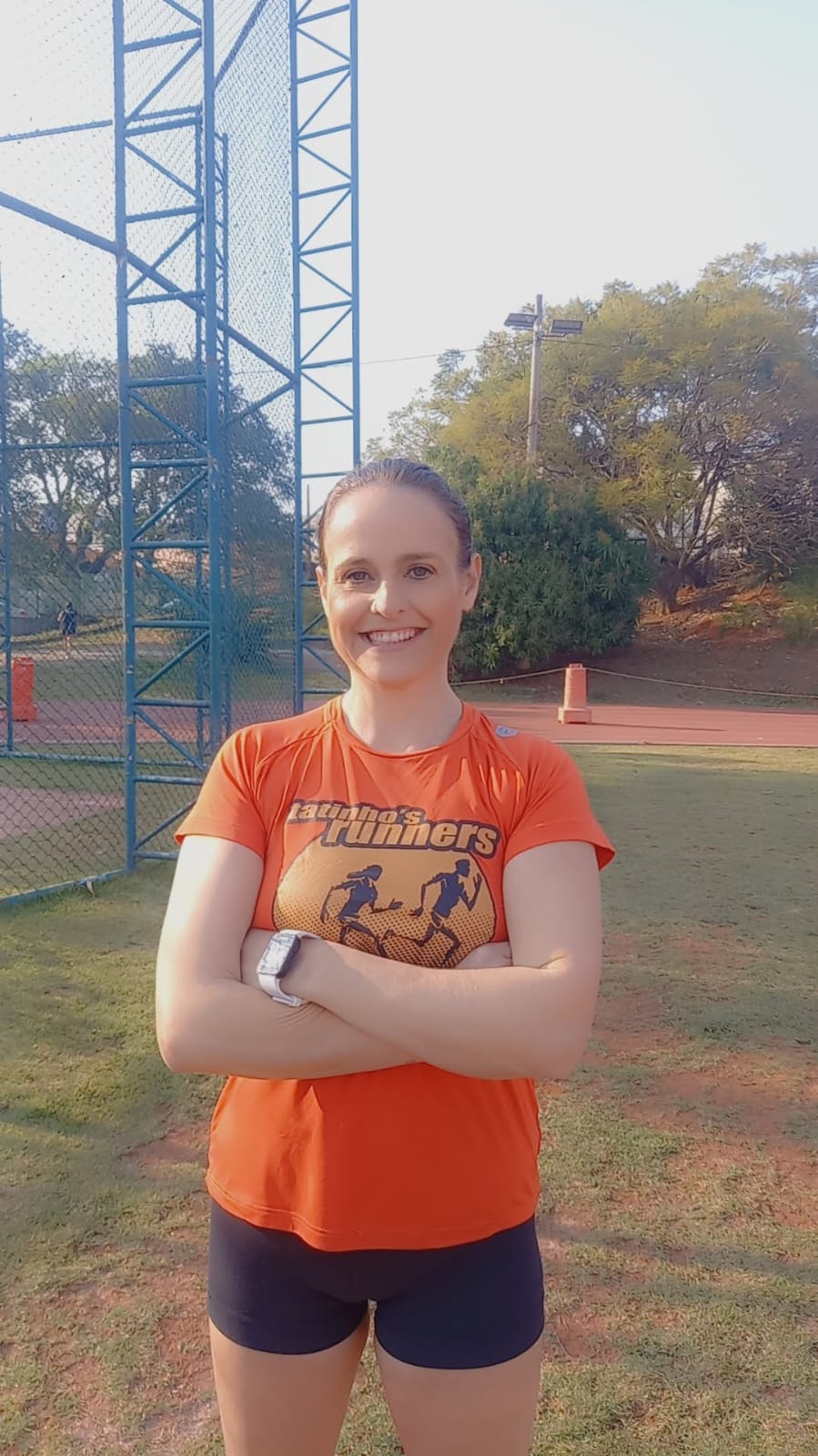 Treinadora Thaís com a camiseta da Tatinho's Runners
