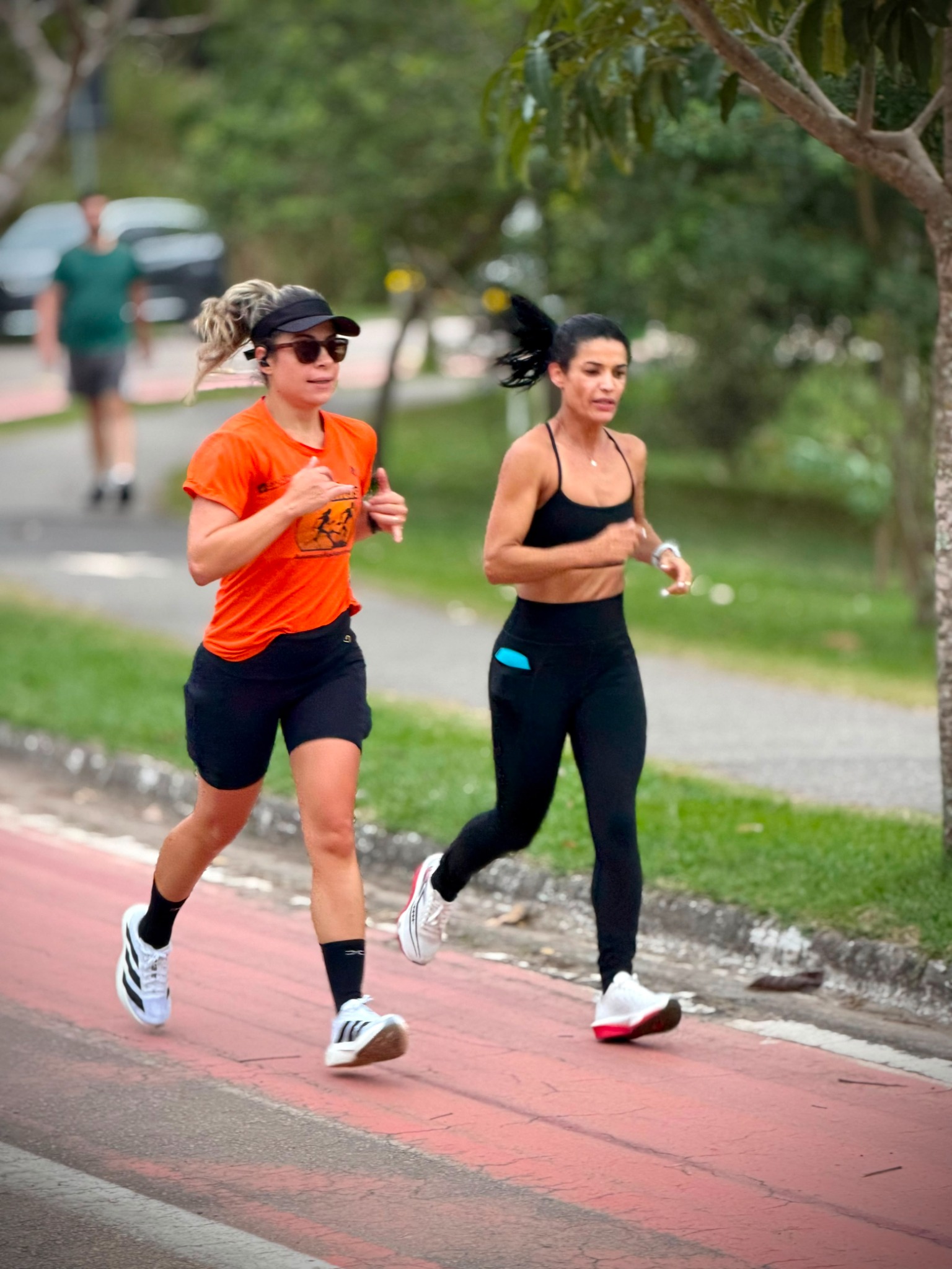 Duas atletas correndo em um treino da Tatinho's Runners