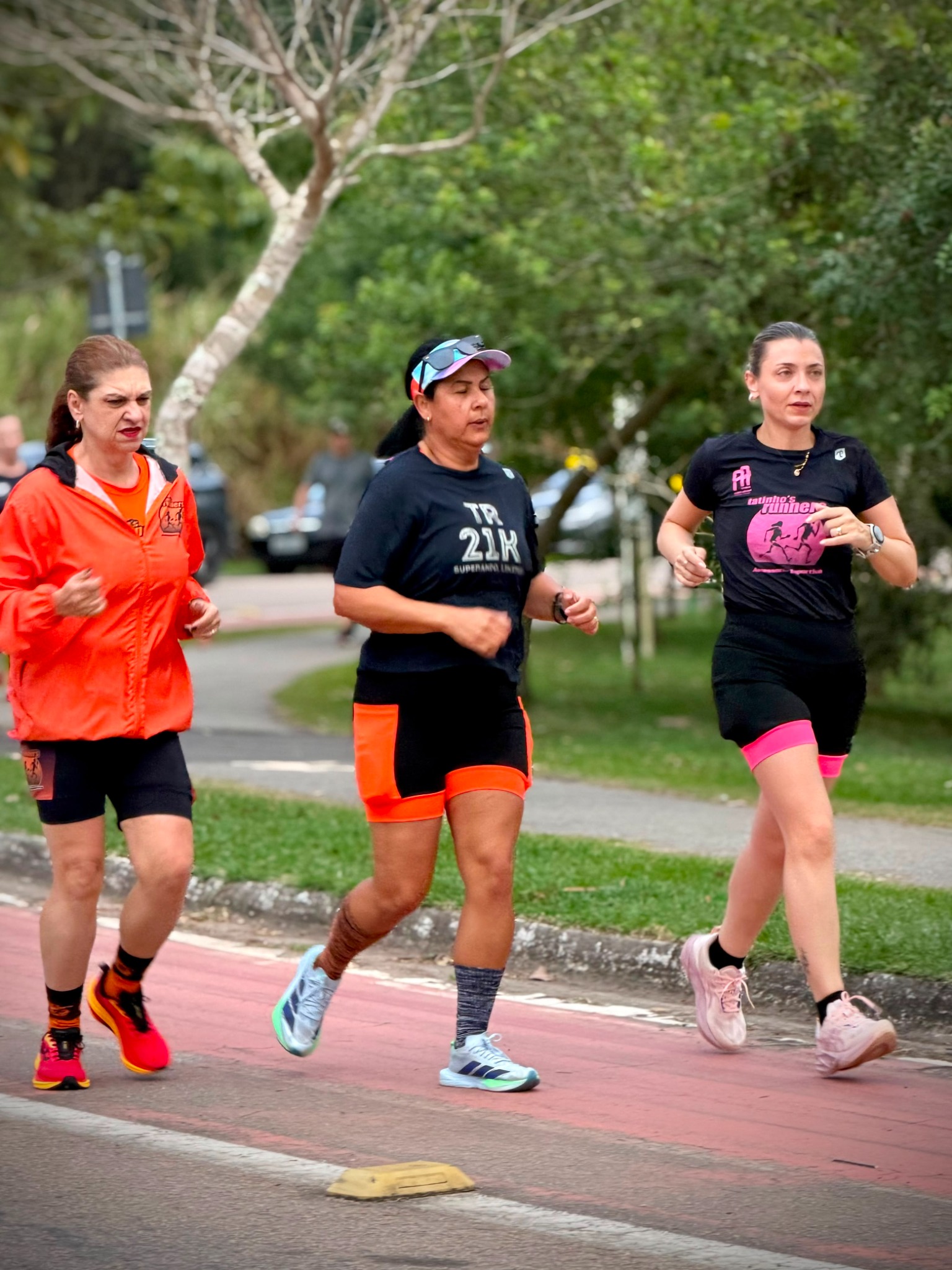 Grupo de atletas correndo em um treino da Tatinho's Runners
